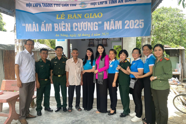 Trao quà và bàn giao "Mái ấm biên cương" cho hội viên phụ nữ khó khăn tại xã An Nông