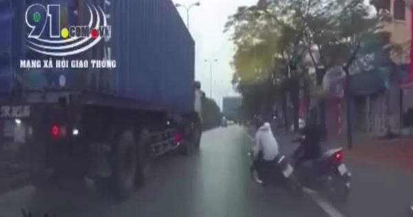 Video: Kinh hoàng cảnh hai thanh niên thoát chết thần kỳ dười gầm container đang chạy