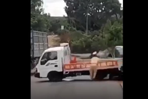 Clip cán bộ CSGT bị xe chở gỗ lậu tông văng hàng chục mét khiến nhiều người rùng mình