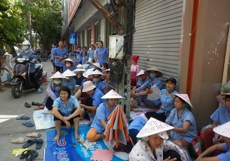 Giải oan công nhân Dệt: Hàng trăm công nhân vật vờ ăn cơm... "trộn bụi" Giải oan công nhân Dệt: Hàng trăm công nhân vật vờ ăn cơm... "trộn bụi"