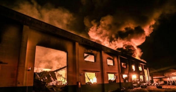 Trắng đêm dập đám cháy dữ dội ở kho chứa sơn ở Bình Dương Trắng đêm dập đám cháy dữ dội ở kho chứa sơn ở Bình Dương