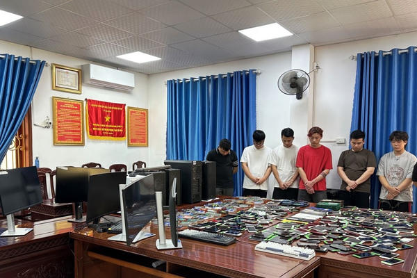 Triệt phá đường dây mua bán 3.000 tài khoản ngân hàng