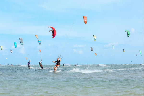 “Vũ điệu” lướt ván diều quốc tế thu hút du khách đến Ninh Thuận