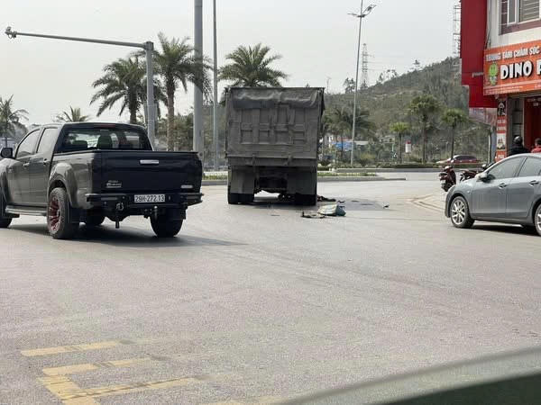 Va chạm với xe tải cùng chiều, người phụ nữ điều khiển xe máy tử vong