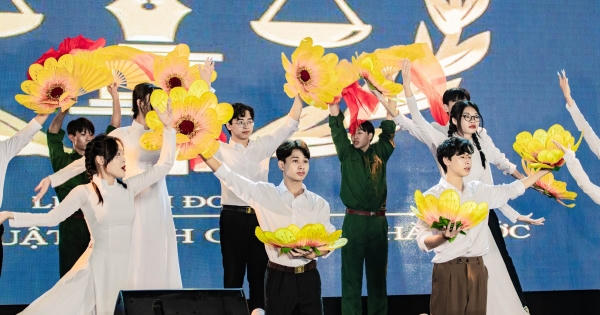 “Flexing My Way”: Chào tân sinh viên Đại học Luật Hà Nội