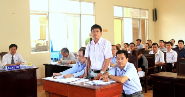 Chiếm đoạt hàng trăm triệu đồng, 3 cán bộ hầu tòa