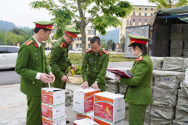 Phát hiện xe tải vận chuyển hơn 2 tấn thuốc bảo vệ thực vật không rõ nguồn gốc
