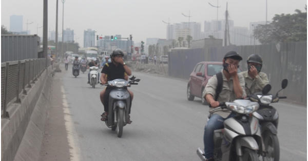Hà Nội: Bụi mù mịt trên đường Phạm Văn Đồng là do đâu?