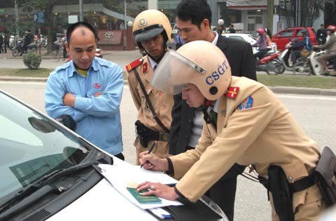 Kinh tế 24h: Ngân hàng Nhà nước Việt Nam đề nghị không phạt xe thiếu giấy tờ gốc