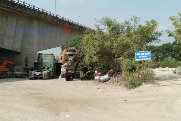 Loạt doanh nghiệp vẫn "tung hoành" hành lang cầu Thanh Trì, bất chấp loạt văn bản chỉ đạo của huyện Gia Lâm