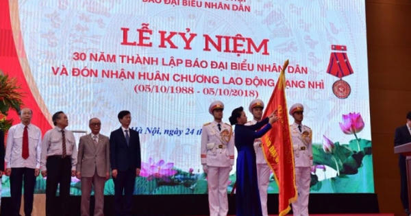 Báo Đại biểu Nhân dân đón nhận Huân chương Lao động hạng Nhì
