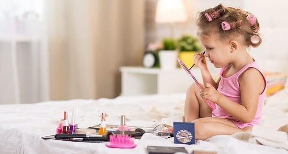 Mỗi năm Mỹ có 4.300 trẻ em nhập viện vì mỹ phẩm