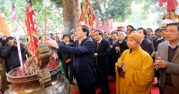 Đại tướng Trần Đại Quang dâng hương tại Hoàng thành Thăng Long Đại tướng Trần Đại Quang dâng hương tại Hoàng thành Thăng Long