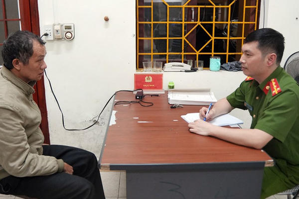 Tạm giữ đối tượng giết hàng xóm rồi dùng lá khô dấu thi thể