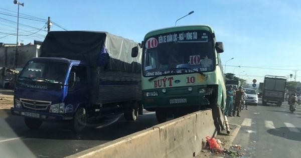 Đồng Nai: Xe buýt “leo” dải phân cách – hành khách được một phen hoảng hồn