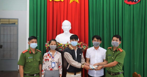 Lâm Đồng: Nam sinh trả lại số tiền lớn cho người đánh rơi