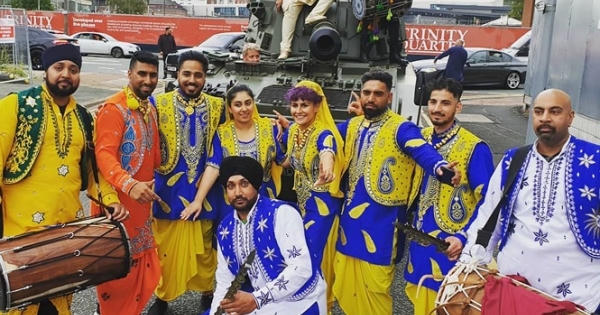 Chơi trội, ‘cưỡi’ xe tăng đi đón dâu