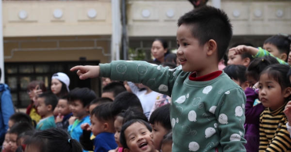 Các cháu trường Mầm non Họa Mi, thích thú xem múa rối nước tại sân trường