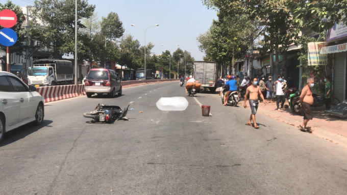 Bình Dương: Hai ông cháu tử vong sau va chạm với xe tải