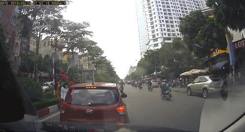 Lái xe không giống ai, nữ tài xế bị "dằn mặt"