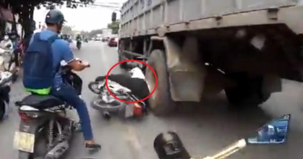 Va đầu vào bánh xe ô tô, người đàn ông thoát chết trong gang tấc