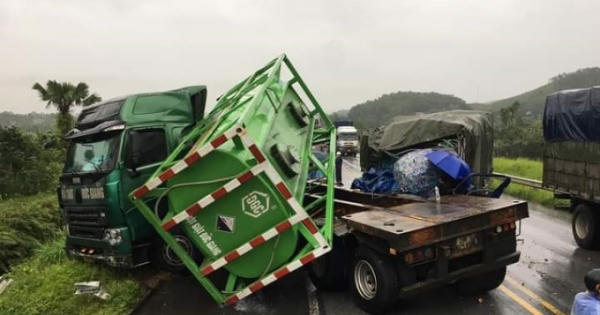 Xe đầu kéo đấu đầu xe tải trên cao tốc