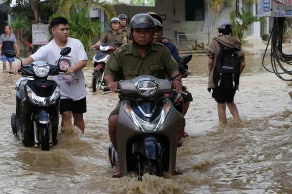 Mưa lớn trở lại, người dân Khánh Hòa tiếp tục chạy lũ
