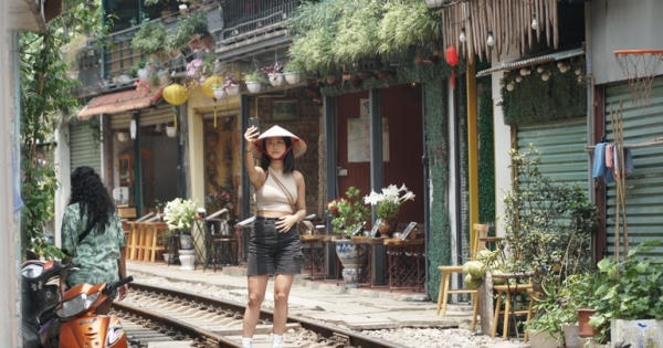 Phố cà phê đường tàu ở Hà Nội mở cửa trở lại