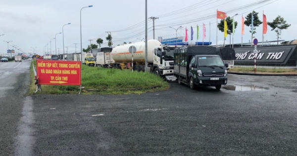 Vẫn còn hàng trăm xe vận tải hàng hoá dồn ứ tại điểm tập kết Bến xe Trung tâm thành phố Cần Thơ