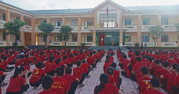 Tạm giữ thầy chủ nhiệm nghi quan hệ tình dục với nữ sinh lớp 9 Tạm giữ thầy chủ nhiệm nghi quan hệ tình dục với nữ sinh lớp 9