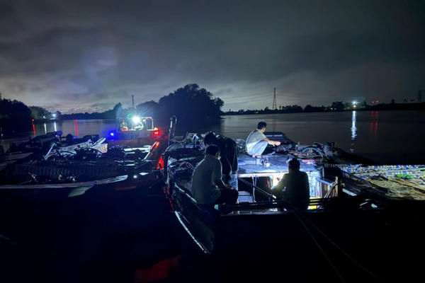 Bắt giữ nhiều phương tiện khai thác cát trái phép trên sông Hậu