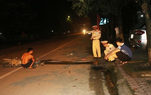 Xe máy va chạm với ô tô của Bí thư Huyện ủy, 2 người nhập viện