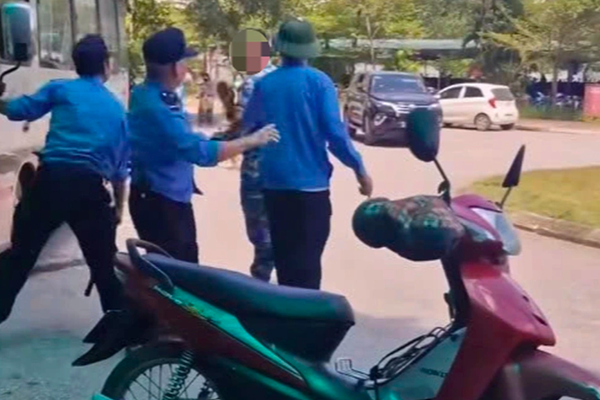 Tạm đình chỉ 3 bảo vệ hành hung lái xe ôm trước cổng bệnh viện ở Lào Cai