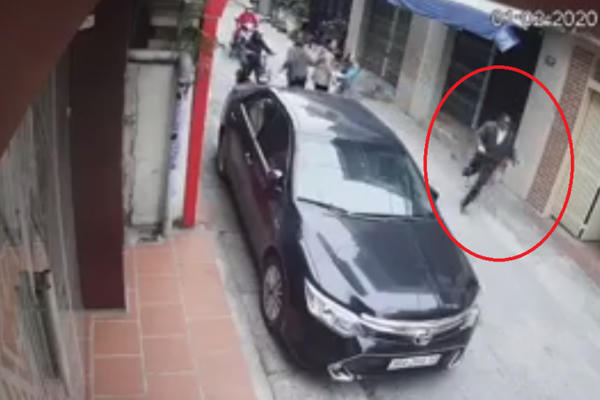 Clip ghi lại cảnh gã đàn ông lao vào nhà đâm cụ bà 71 tuổi tử vong, nhiều người phát hoảng