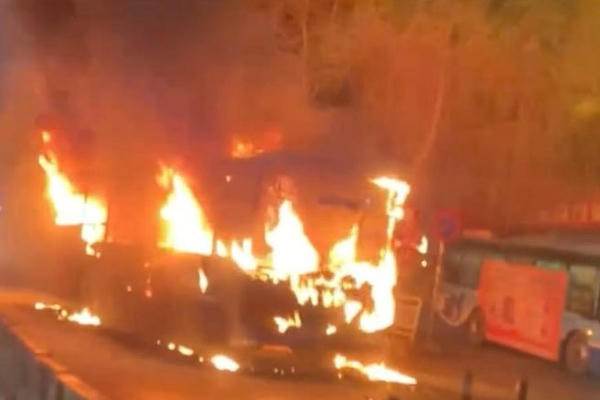 Hà Nội: Xe buýt phát hỏa bốc cháy dữ dội trong đêm