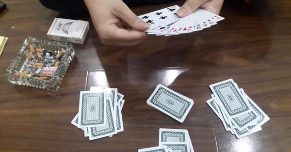 Bất chấp giãn cách xã hội, nhóm đối tượng tụ tập đánh bài ăn tiền