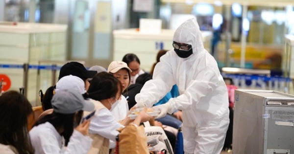 Sân bay căng mình đón người Việt