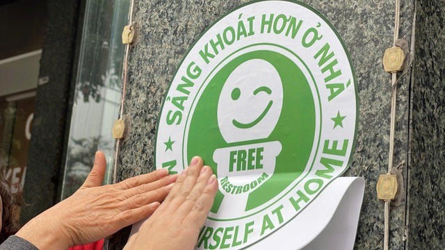 Hàng trăm nhà dân mở cửa nhà vệ sinh miễn phí phục vụ sự kiện 80 năm Quốc khánh tại Hà Nội