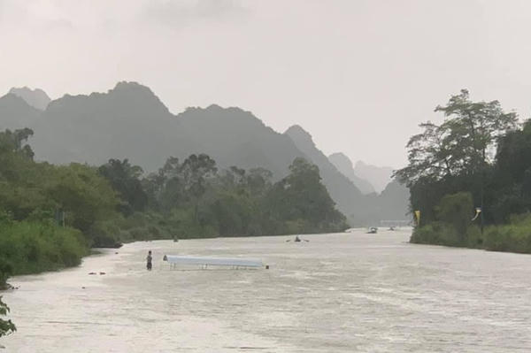 Lật thuyền chở du khách đi thăm quan chùa Hương, 4 người may mắn thoát nạn