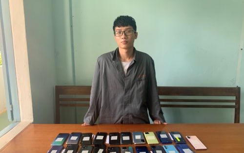 Khởi tố nhân viên cửa hàng Thế giới di động trộm 23 điện thoại Khởi tố nhân viên cửa hàng Thế giới di động trộm 23 điện thoại