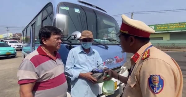 Người đàn ông đi bộ về quê đón Tết được Công an Long Khánh hỗ trợ