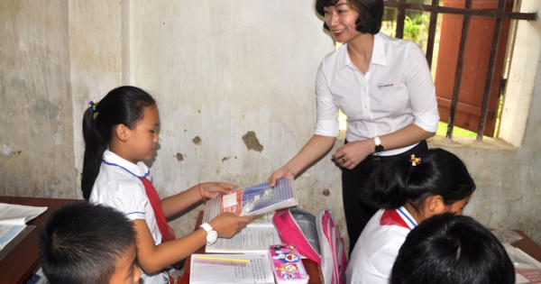 EVN HANOI trao tặng 50 nghìn vở mới cho học sinh khó khăn trên địa bàn Thủ đô