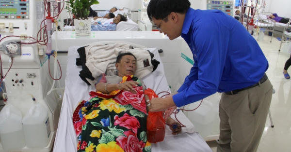 Xúc động hình ảnh bệnh nhân chạy thận nhận quà Tết ngay trên giường bệnh