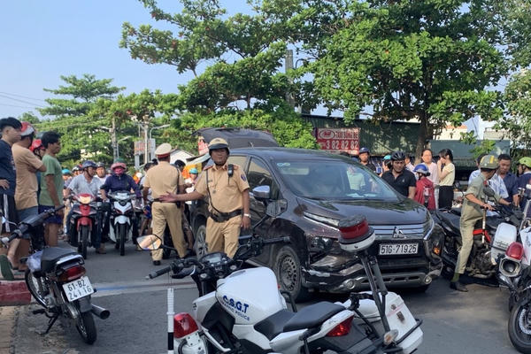 Bình Dương: Xe ô tô ‘điên’ náo loạn đường phố, tông người đi đường bị thương