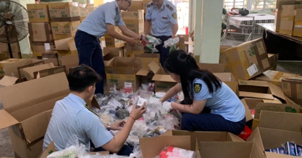 Phú Yên: Tạm giữ 2 xe ô tô vận chuyển lượng hàng lớn không có hóa đơn Phú Yên: Tạm giữ 2 xe ô tô vận chuyển lượng hàng lớn không có hóa đơn