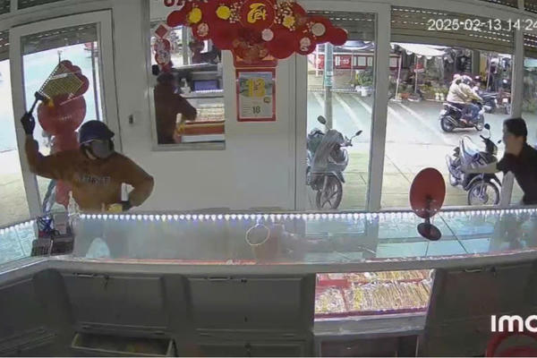 Khẩn trương truy bắt đối tượng cướp tiệm vàng giữa ban ngày tại Lâm Đồng Khẩn trương truy bắt đối tượng cướp tiệm vàng giữa ban ngày tại Lâm Đồng