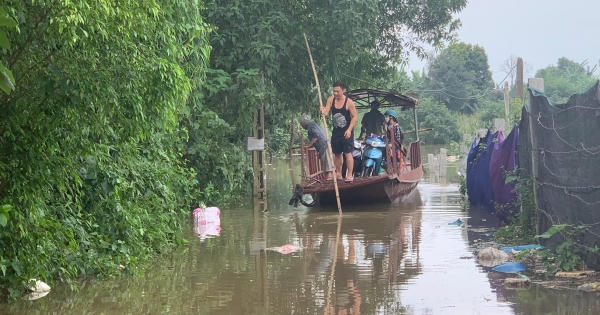 Thủy điện Hòa Bình xả lũ, bãi giữa sông Hồng ngập sâu, người dân Thủ đô dùng đò qua đường