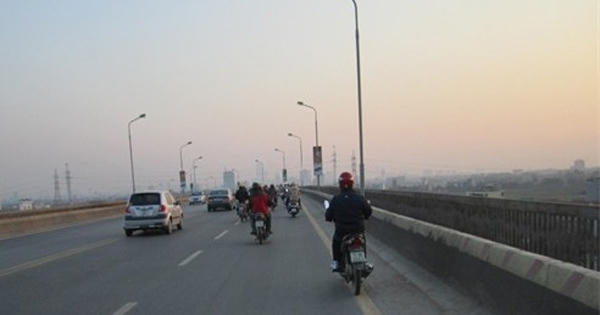 Xe máy vẫn “vô tư” trên cầu Thăng Long