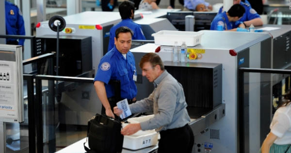 Khách mang súng 'lọt' qua an ninh sân bay do Chính phủ Mỹ ngừng hoạt động?