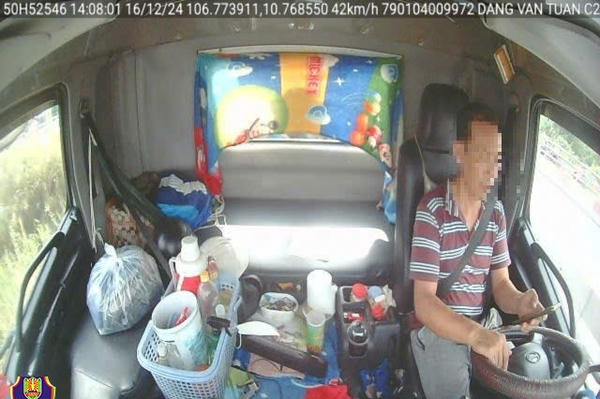 Phát hiện nhiều tài xế vẫn thản nhiên sử dụng điện thoại khi lái xe